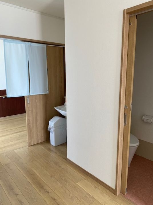 洗面台とトイレが備え付けられている施設の居室内の写真。設備面を写したもの