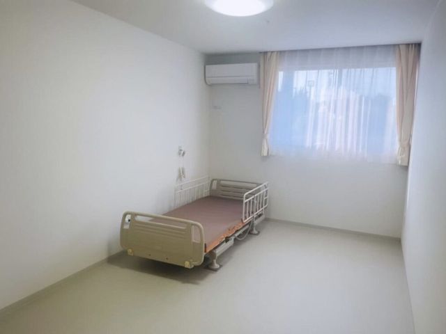 エアコンが付いた部屋には介護ベッドが置かれている。ベッドサイドには緊急通報装置もある。 プライバシーに配慮した個室のお部屋でストレスの少ない暮らし！マイペースに暮らせるよう、お一人おひとりの生活リズムを大切にしております。