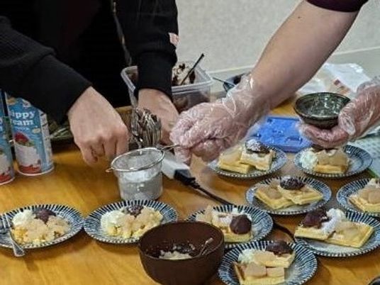 沢山の小皿の上にはワッフルが置かれ、生クリームやあんこなどが添えられている。