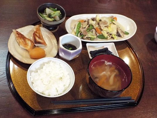 ごはんとみそ汁、その他おかず類が並んでいるある日のメニューの様子