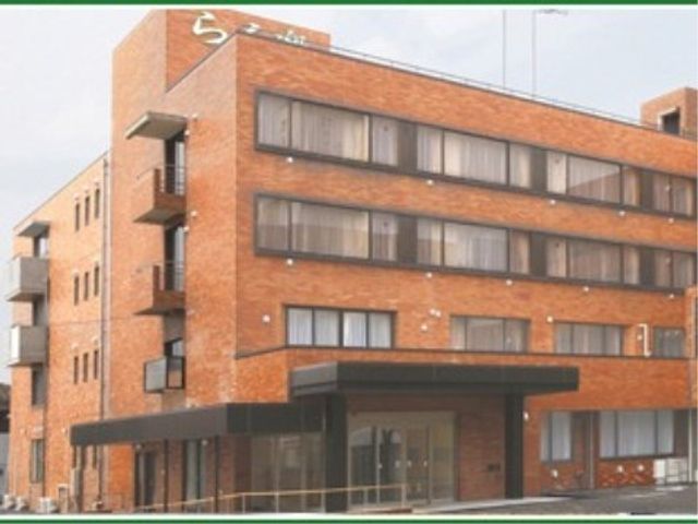 オレンジ色の外観のあたたかな雰囲気の住まいでは、経験豊富なスタッフが皆様の暮らしに寄り添います。