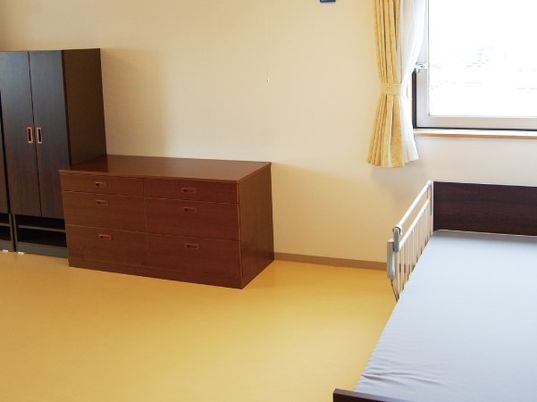 チェストやベッドなどを完備した居室には大きな窓も付いている。