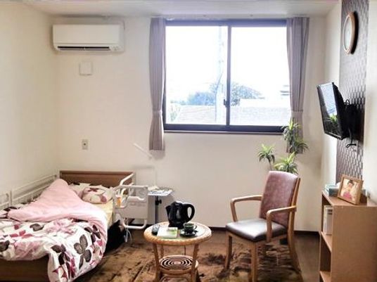 エアコンやテレビ、ベッドなどの家具家電が設置された居室。