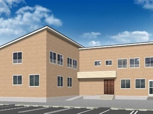 エル字型の２階建ての建物は日当たりがいい場所に建っていて、敷地内には駐車場もある。
