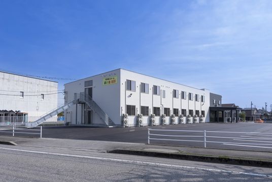 黒と白、ツートンカラーの外壁の2階建て老人ホーム