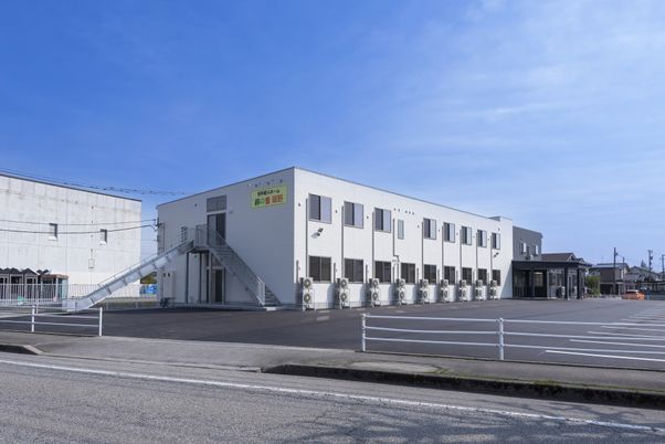 黒と白、ツートンカラーの外壁の2階建て老人ホーム