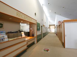ななめの天井が特徴的な施設ロビー。