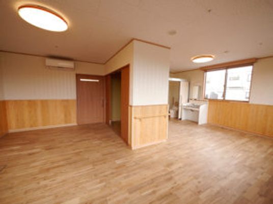 明るい二人用部屋の様子。木の風合いを活かしたデザインが施されている様子