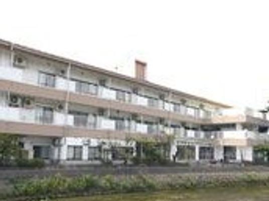 ３階建ての建物の外観写真。サービス付き住宅さん・陽光の外観