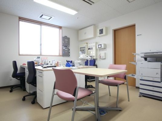 事務室にはデスクやコピー機、テーブルセットが置かれ、すっきりと片付けられている。