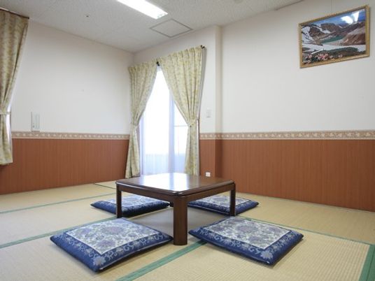 本格的な和室には畳が敷かれ、テーブルの周りには座布団が敷かれている。