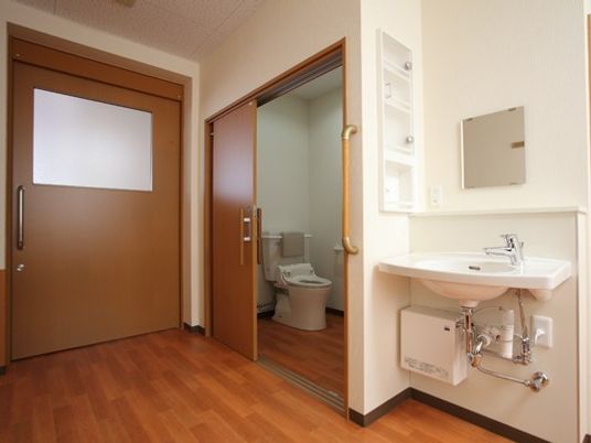 トイレと洗面所付きの居室はフローリングで、車いす対応の仕様。