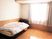 明るい日差しが差し込む小さな部屋の様子。施設に用意されている個室の写真