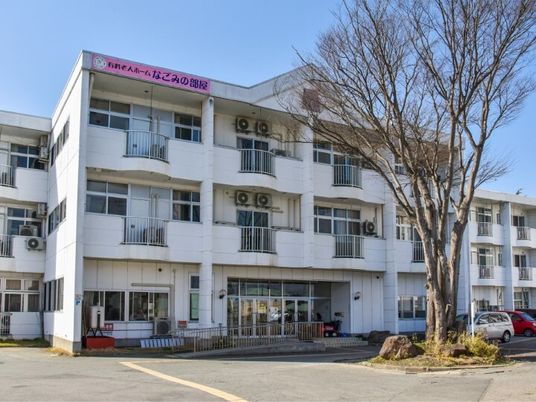各フロアにベランダがある白を基調とした建物は日当たりのいい場所に建っている。