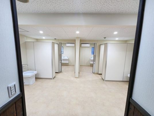 広々としたトイレ内には４つの個室があり、その内の２つはそれぞれエアコンが付いている。