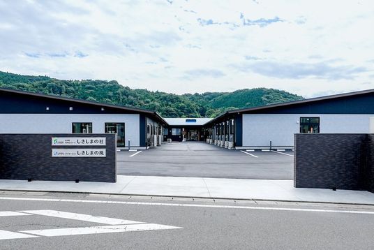 建物と山