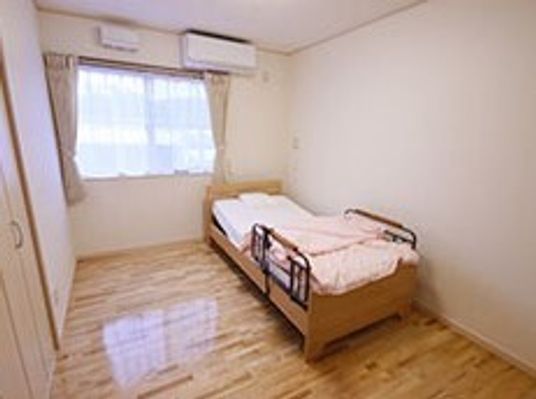 ベッドが置いてある施設内の居室の様子。入居前の様子を写したもの