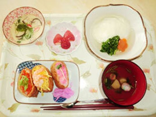 いろどり豊かなメニューの一例。ご飯とお吸物、おかず類が並んでいる様子