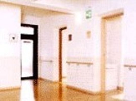 白い壁には手すりが設置され、フローリングのフロアには余計なものが置かれていない。