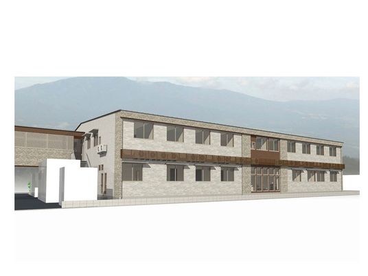 茶色い外壁の2階建て建築物