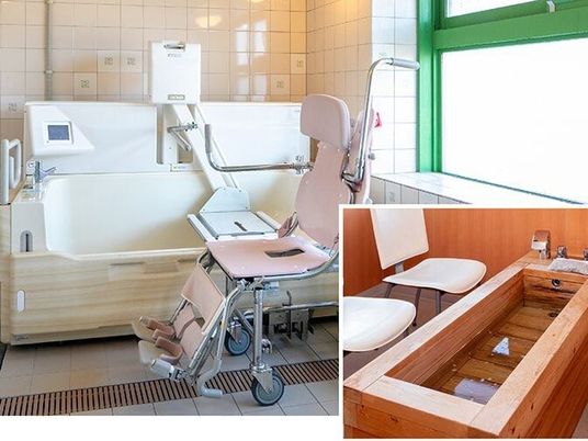 木製の足湯と介護度の高い人のための入浴設備がそろった浴室がある。