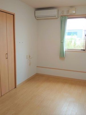 小さな窓がついた施設内の部屋の様子。利用者が住むためのワンルームの部屋