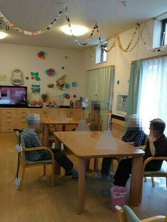 飾り付けがされた家庭的なサイズのリビングスペース。奥の方にテレビがある様子