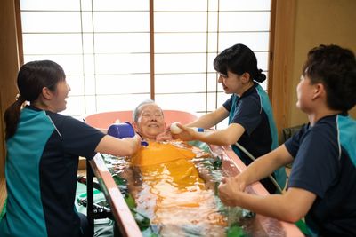 笑顔のお風呂介助シーン