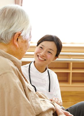 笑顔のスタッフと利用者