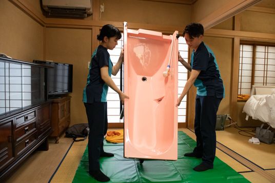 スタッフが浴槽を設置