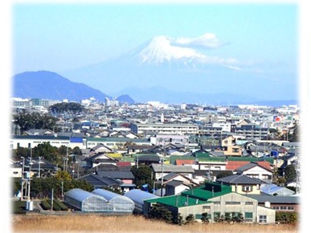 遠景の町並み 外観 広がる町並みの背景には美しい山々が見えます。自然に囲まれた環境が魅力的です。