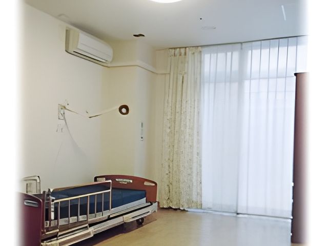 明るい部屋の居室 居室 広々とした居室は大きな窓から自然光が差し込み、心地よく過ごすことができます。