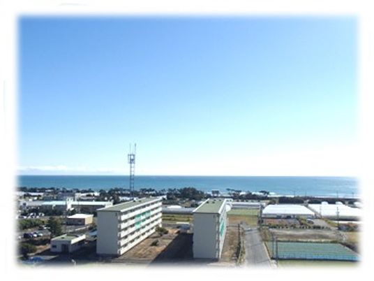 海が見える建物の外観
