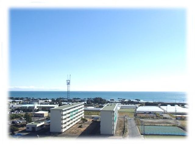 海が見える建物の外観 外観 周囲の景色を楽しめる出入口です。海が一望でき、静かな環境を提供しています。