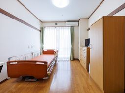 明るい居室のベッド  