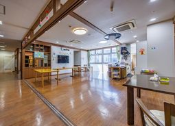 明るい食堂の様子  