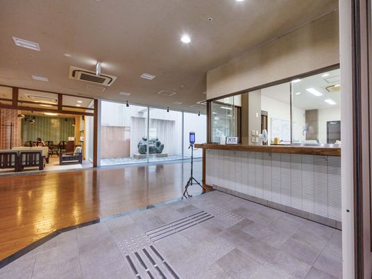 明るい受付とロビー  
