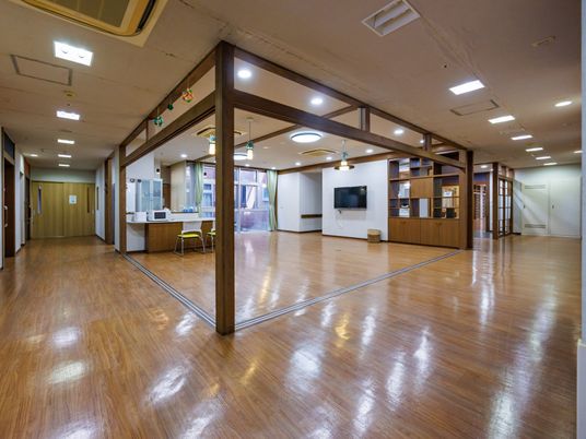 広い共有空間の廊下  