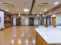 木目調の広い共有スペース