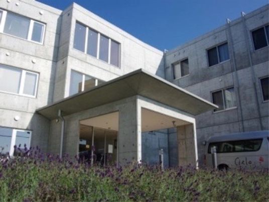 明るい外観の建物エントランス