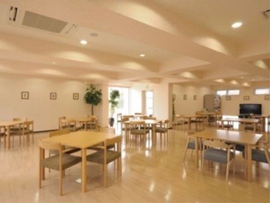 ゆったり明るい食堂空間