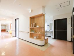 明るく広々とした廊下
