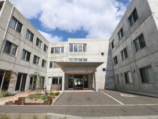 モダンな建物のエントランス