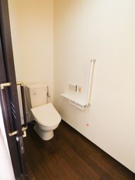 手すり付き清潔なトイレ