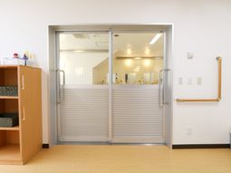 明るい浴室の入り口