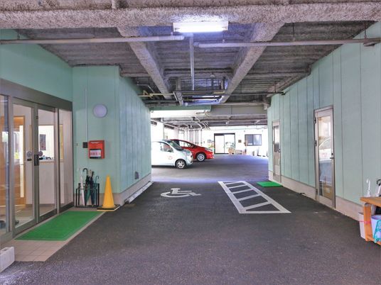 明るいエントランスと駐車場