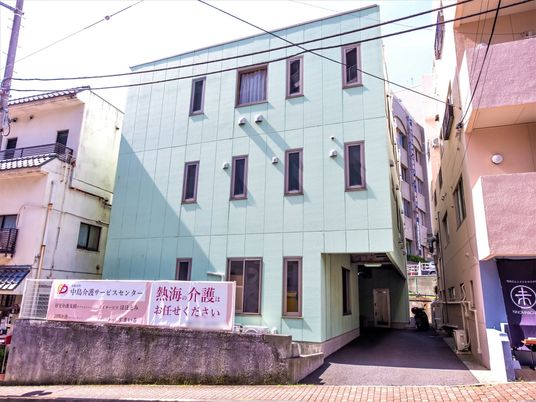 青みがかった建物の外観