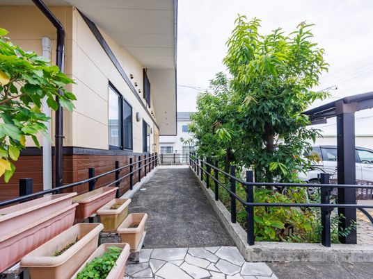 植物が配置された小道