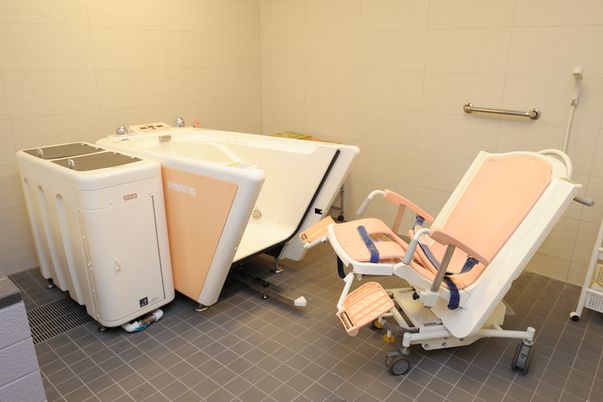 バスタブと介護用の椅子