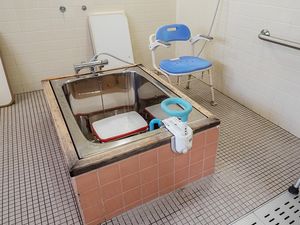 浴室の介助用浴槽  